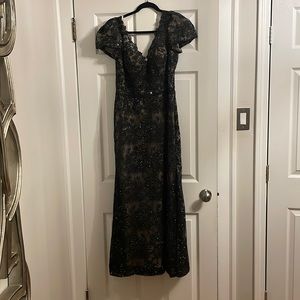 LACE PLUNGE NECK SHORT PUFF SLEEVE TRUMPET GOWN